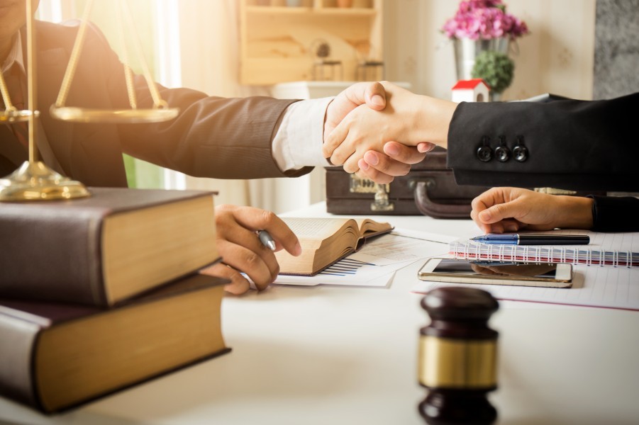 Comment se faire aider pour régler les honoraires d'un avocat ?