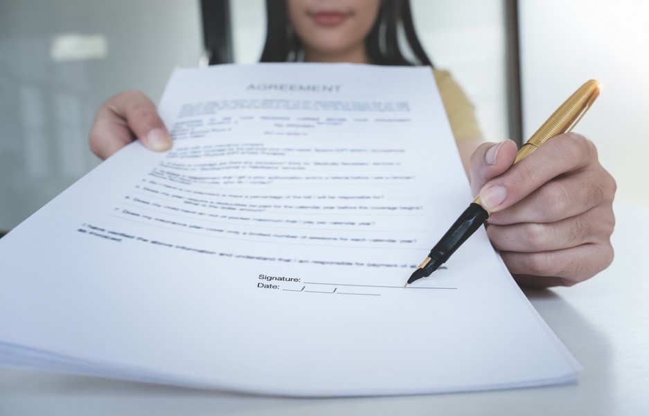 Signer un contrat de travail : quelles conséquences pour l'employeur et l'employé ?