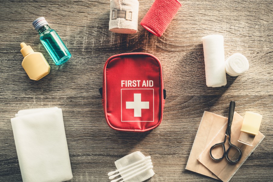 Que doit contenir la trousse de secours de l'entreprise ?